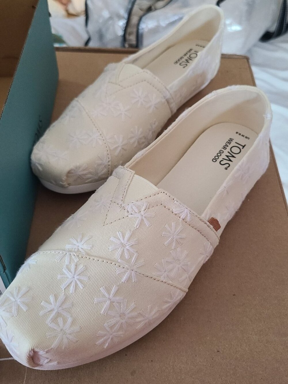 New with Tags TOMS Alpargata slip-ons, Natural/Birch Embroidered Floral, W 9.5